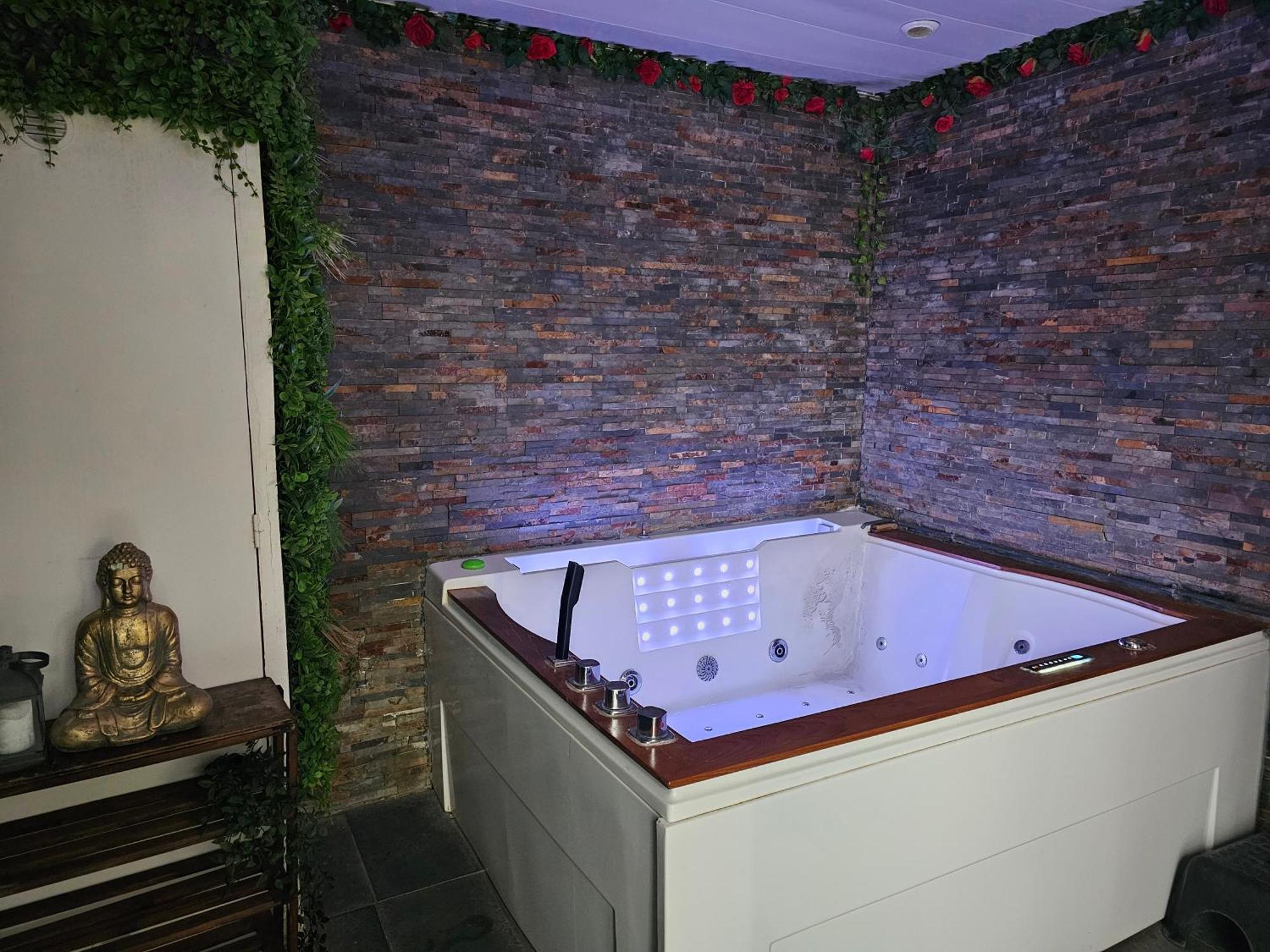 Les bulles médiévales - Appartement dédié au bien être avec Spa et Sauna - Netflix et Wifi - Climatisation Carcassonne Esterno foto
